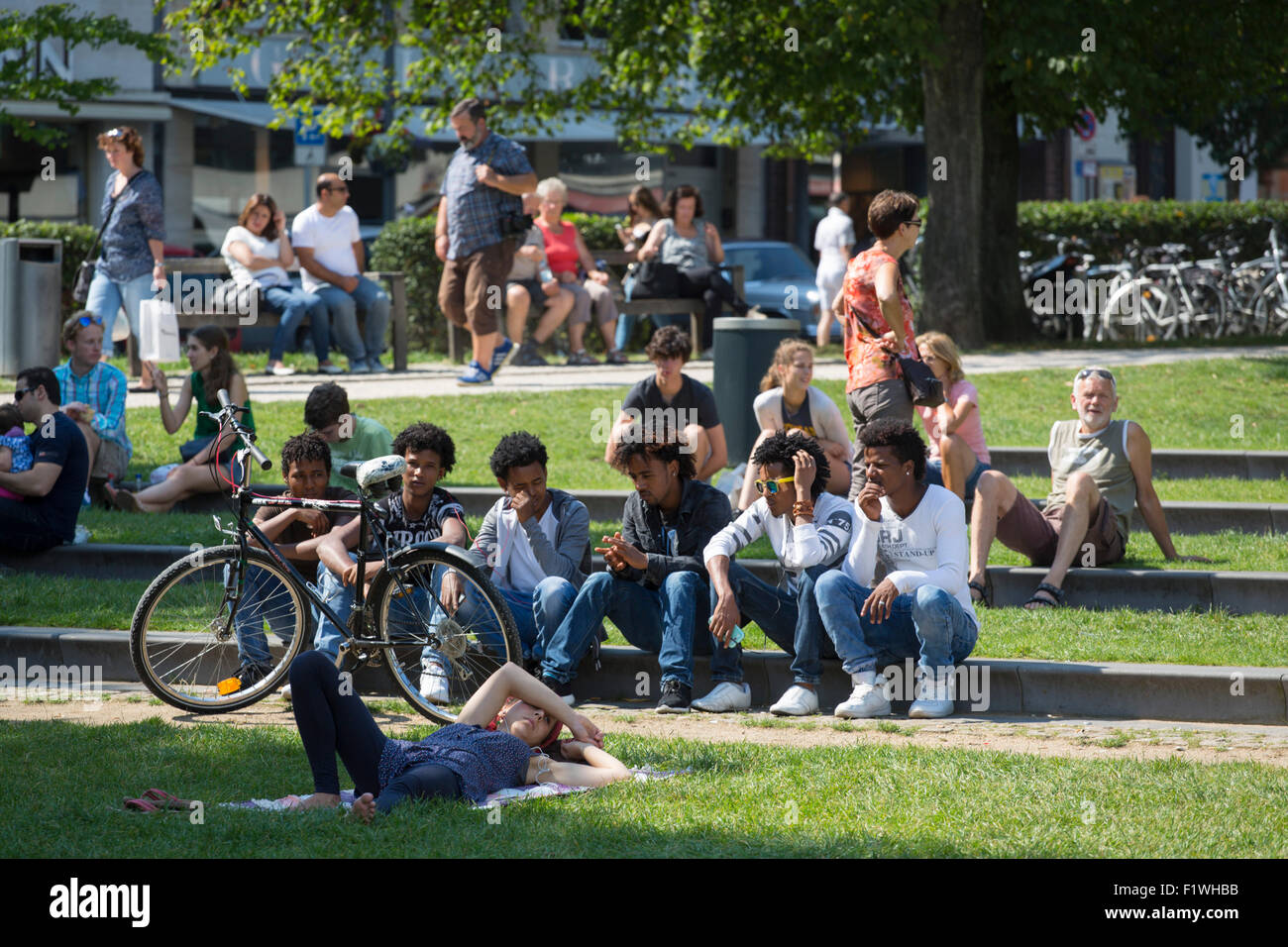 Menschen aus verschiedenen Kulturen Entspannung im Park von Aachen an sonnigen Tag in Deutschland Stockfoto