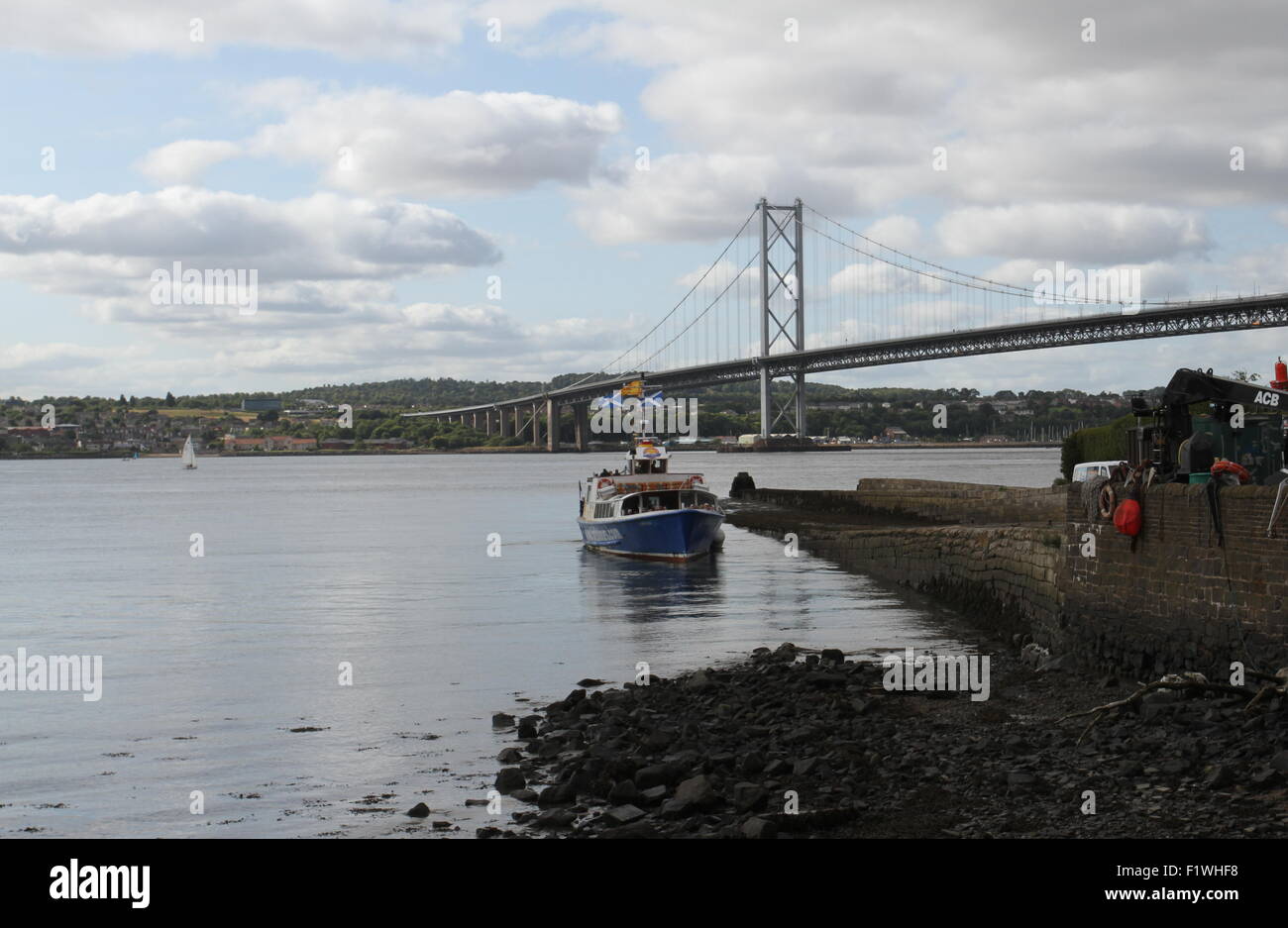 Ausflugsschiff Forth Belle und Forth Road Bridge Schottland September 2015 Stockfoto