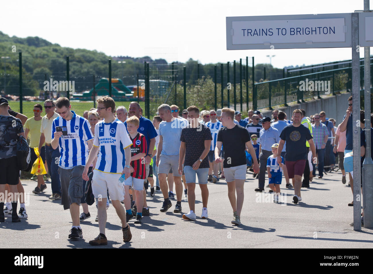 Bighton & Hove Fußballfans reisen vom Bahnhof Brighton Falmer Station auf der Durchreise nach dem Wochenende Fußball übereinstimmen. Stockfoto