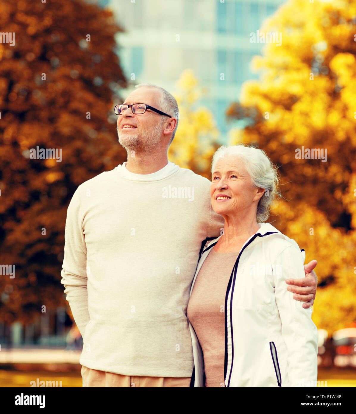 älteres paar umarmt im Stadtpark Stockfoto