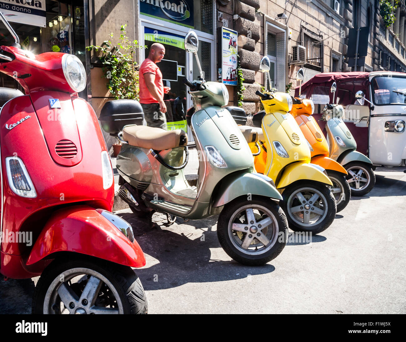 Bunte klassische italienische Vespa Roller geparkt auf der Straße, Rom, Latium, Italien Stockfoto