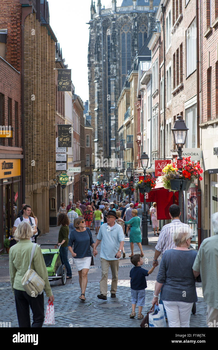 Gemütliche Einkaufsstraße mit vielen Touristen besuchen das Zentrum von Aachen in Deutschland Stockfoto