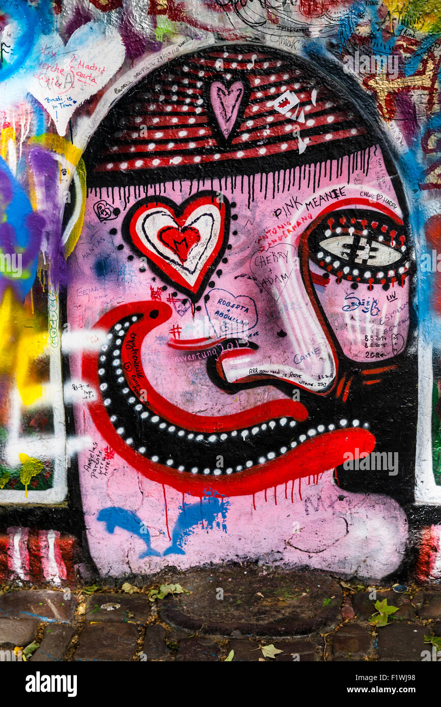Graffiti an der John-Lennon-Mauer, Velkoprevorske Namesti, Mala Strana, Prag, Tschechische Republik Stockfoto