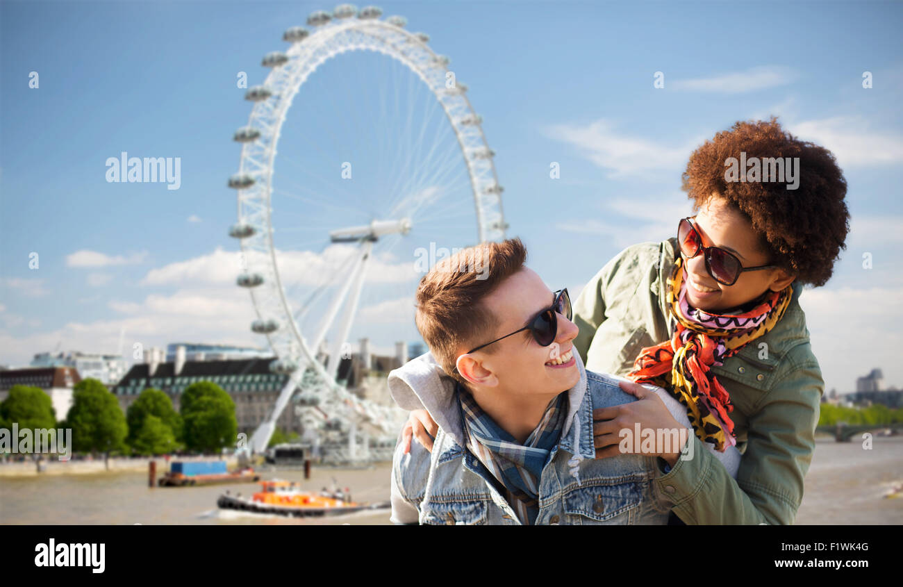 glücklich Teenager-Paar Spaß über london Stockfoto