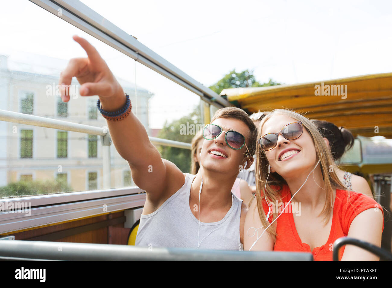 glücklich Teenager-Paar mit dem Tourbus Reisen Stockfoto