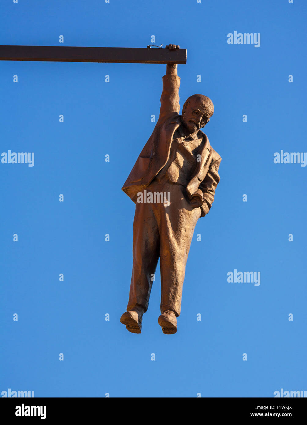 David Cernys Mann Hanging Out Skulptur Darstellung Sigmund Freud Wanderprediger einerseits, Husova Street, Old Town, Prag, Tschechien Stockfoto