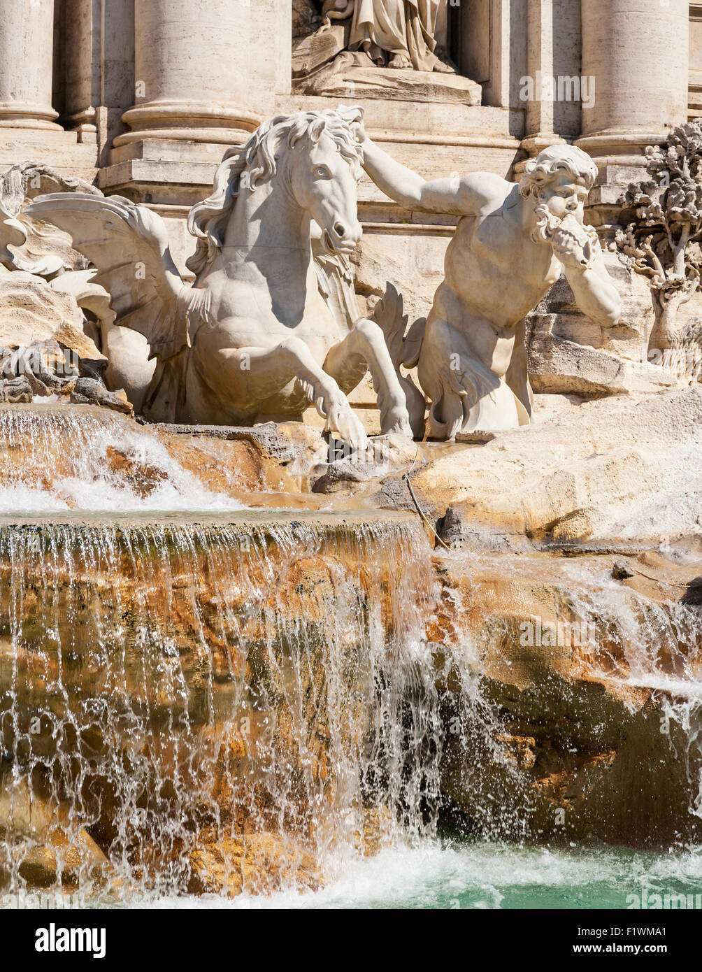 Detail-Aufnahme von Carrara-Marmor-Statuen am Trevi Brunnen Rom, Latium, Italien Stockfoto