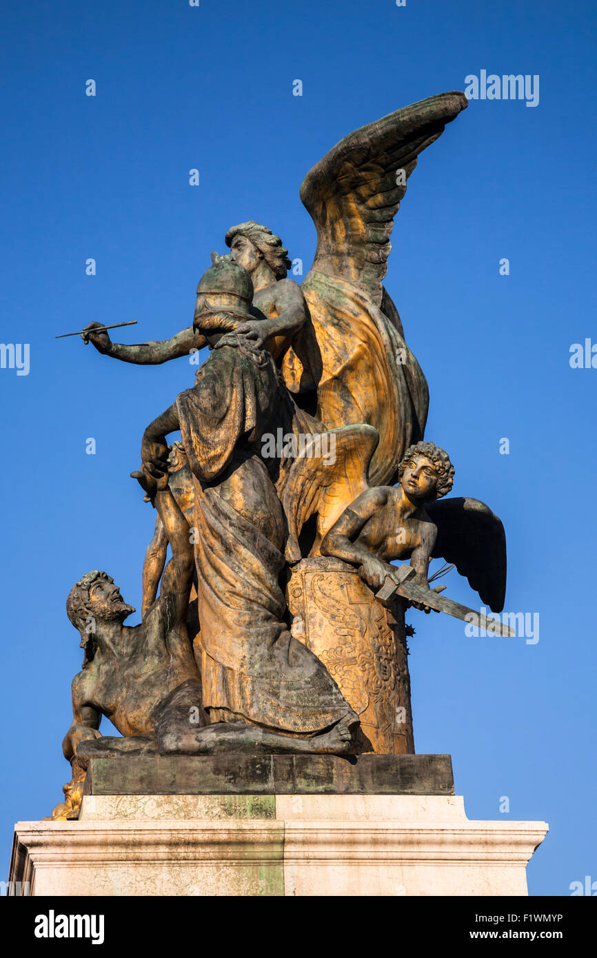 Nahaufnahme eines der Skulpturen auf dem Denkmal zu Vittorio Emanuele II, Rom, Latium, Italien. Stockfoto