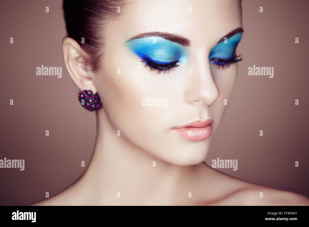 Portrait von junge schöne Frau hautnah. Perfektes Make-up. Perfekte Haut. Modefoto Stockfoto