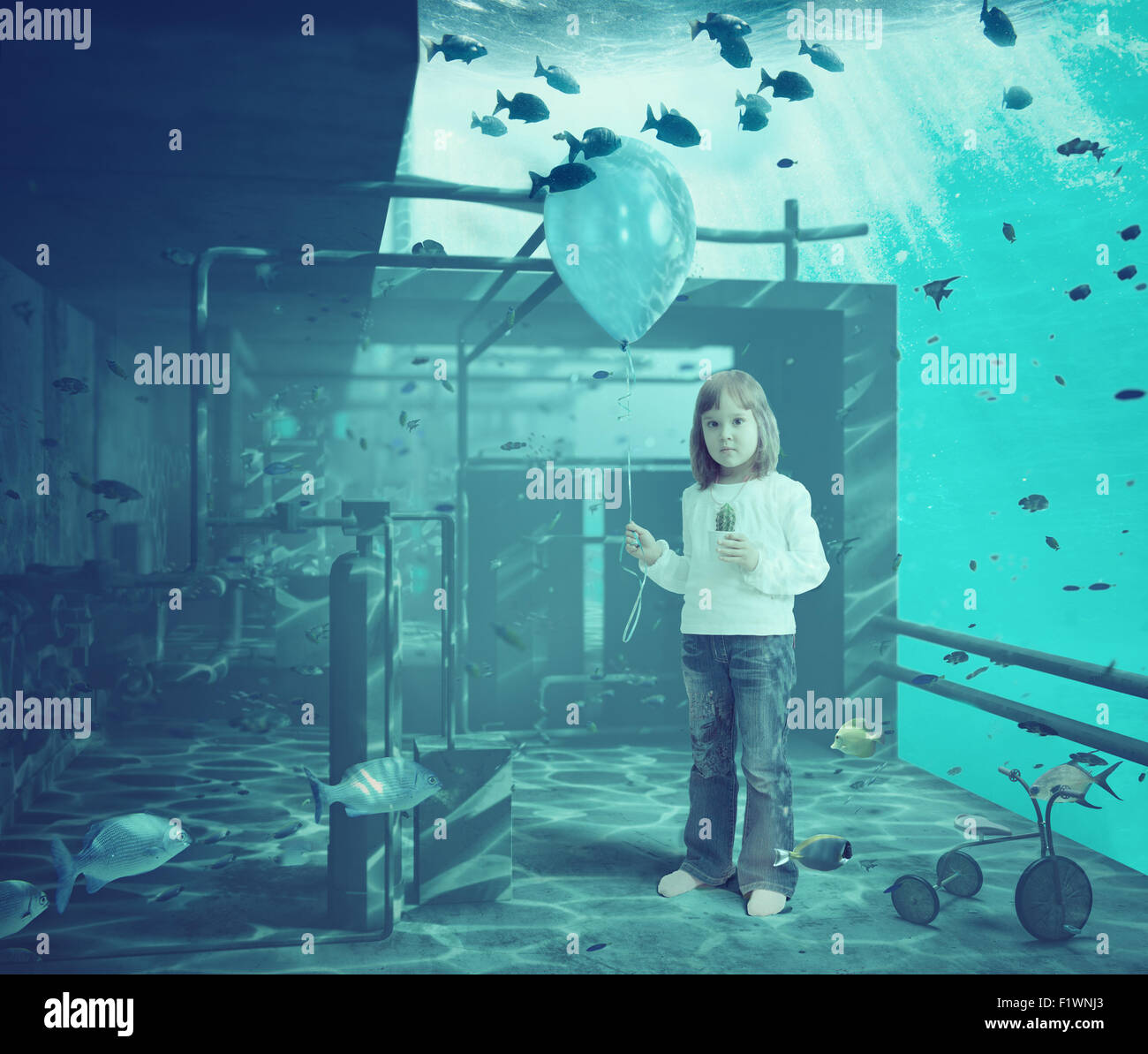 Kleines Mädchen mit Ball unter Wasser. CG und Foto-Elemente-Zusammenstellung Stockfoto