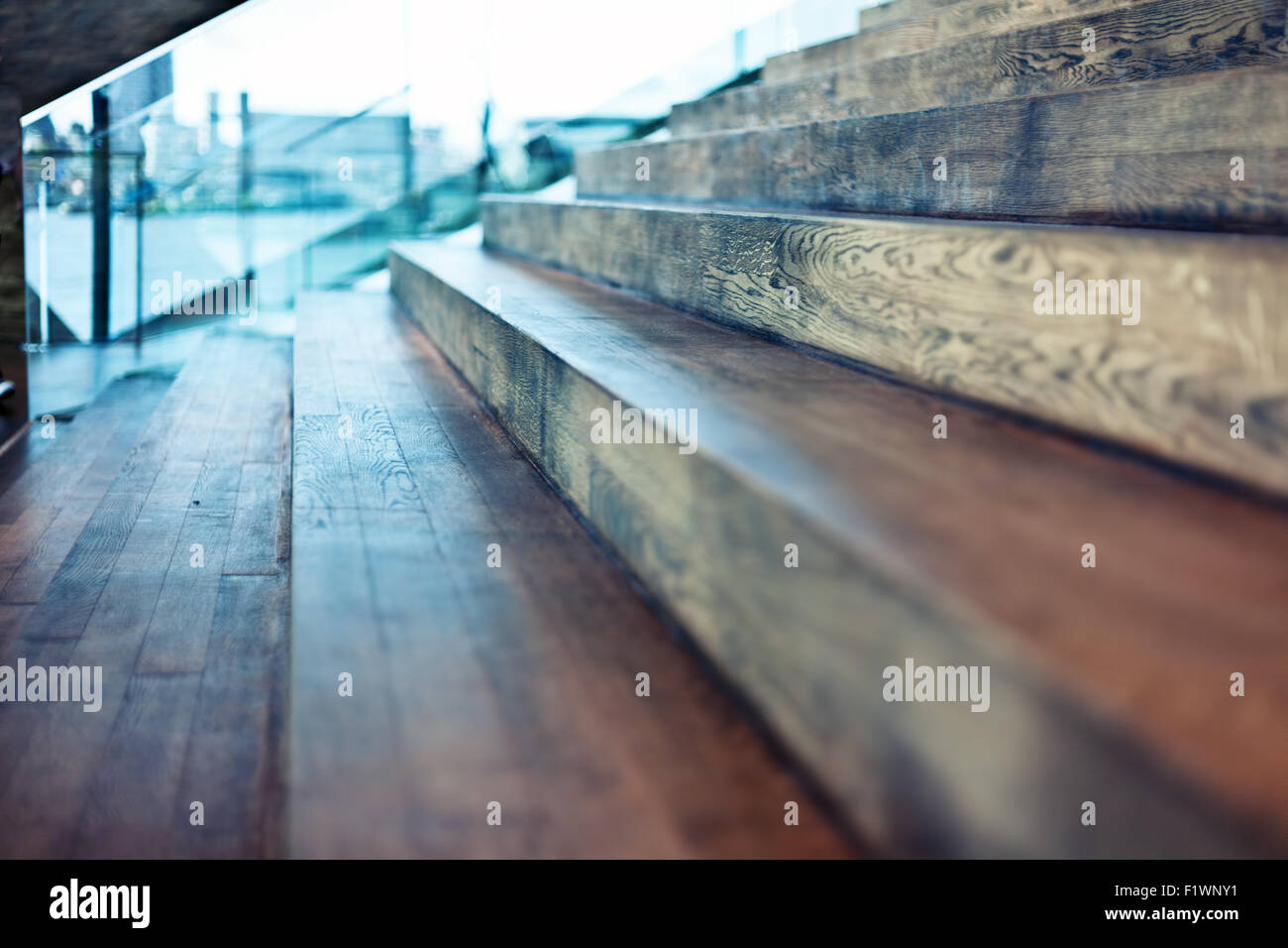 Close-up alte Holztreppe in modernen Interieur. Schönen DOF Effekt Stockfoto