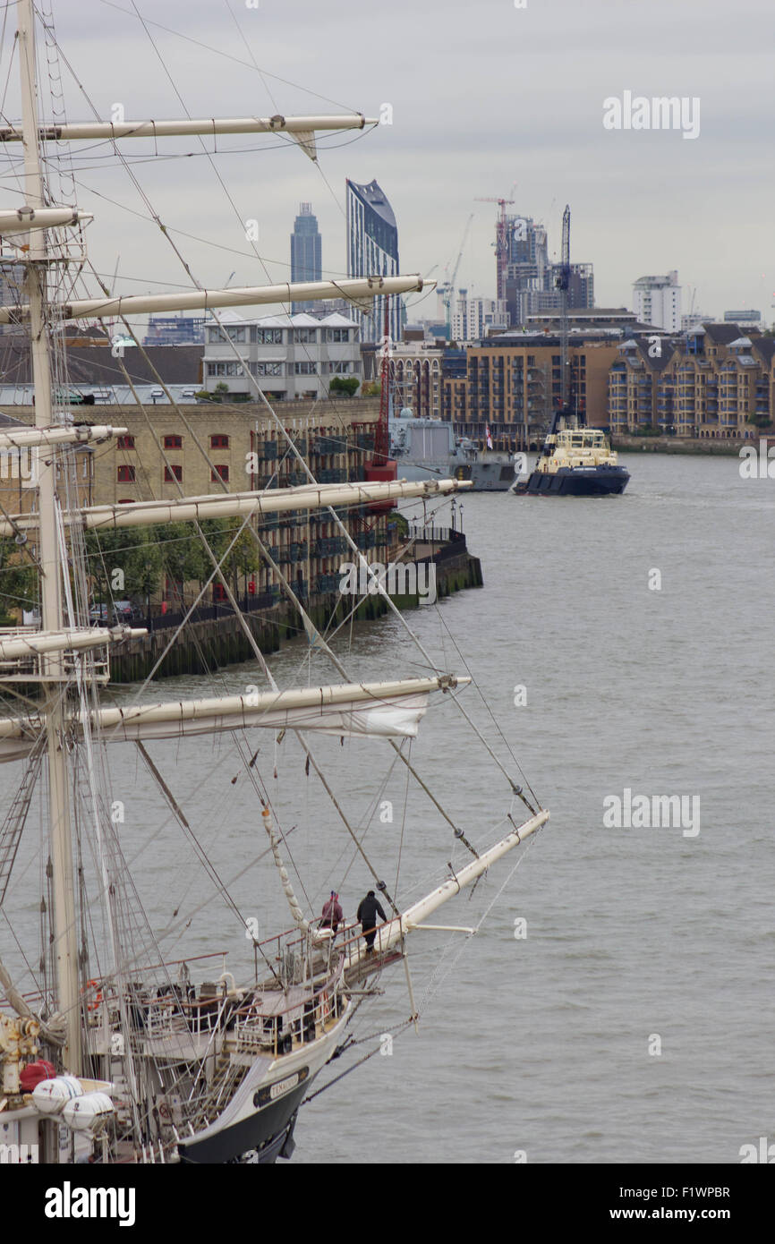 London, UK. 8. September 2015. Typ 23 Fregatte HMS Portland "F79" und Jubilee Sailing Trust Segeln Schiff 'Tenacious' Überschrift entlang zusammen flussaufwärts in Richtung Tower Bridge, London, UK. Bildnachweis: Glenn Sontag/Alamy Live-Nachrichten Stockfoto