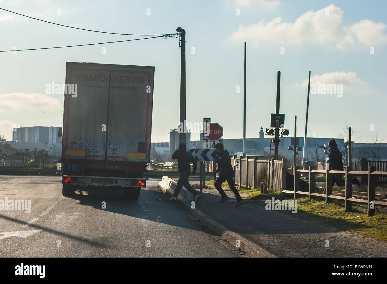 Offenherziger Foto illegaler Einwanderer versucht, in einen LKW zu brechen um nach Großbritannien zu erhalten. Calais, Frankreich Stockfoto