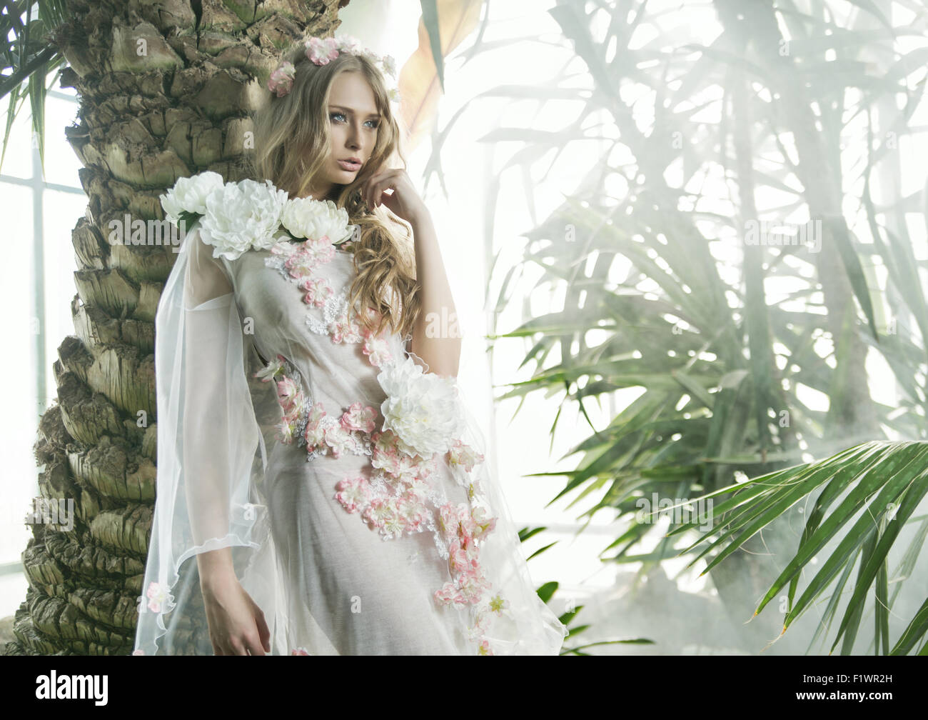 Hübsche junge Dame im Botanischen Garten Stockfoto