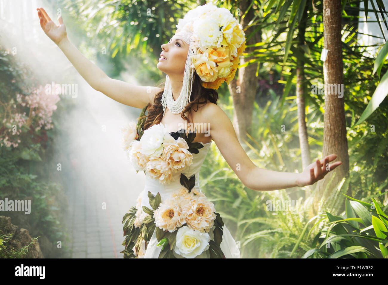 Glänzende dunkelhaarige Dame im Regenwald Stockfoto