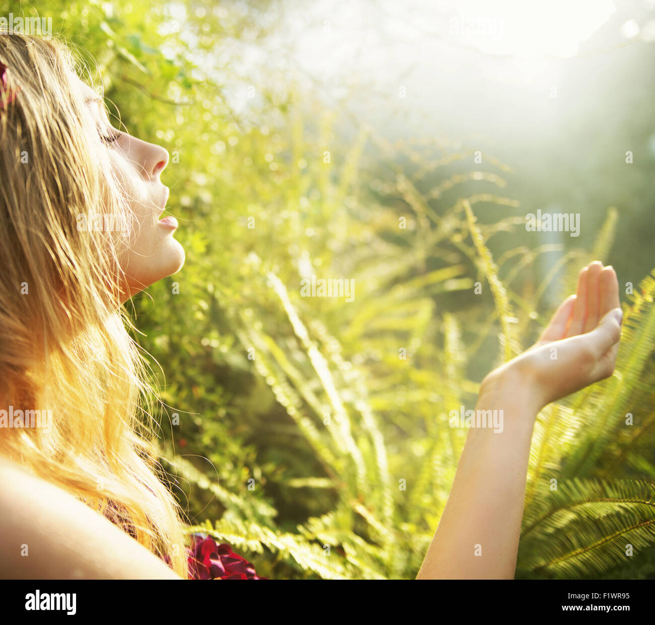 Entspannte blasses Mädchen durch die Sonnenstrahlen erwärmt Stockfoto