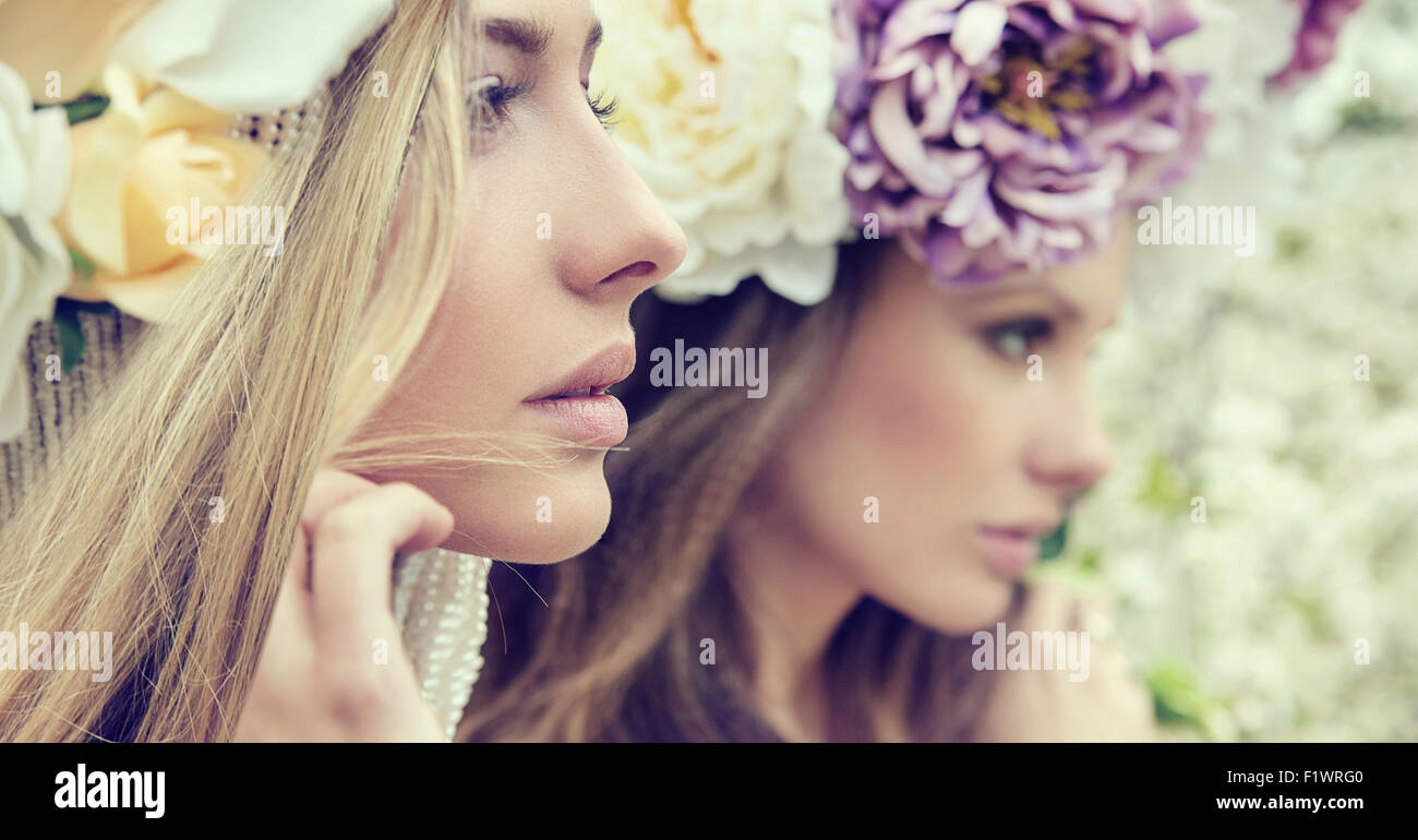 Porträt von zwei wunderschönen Ladies mit wilden Blumen Stockfoto