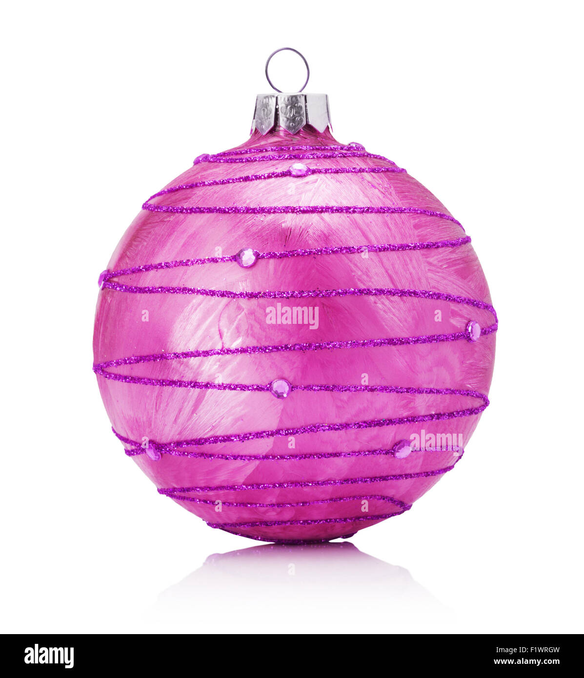 Pink Christmas Ball auf dem weißen Hintergrund isoliert. Stockfoto