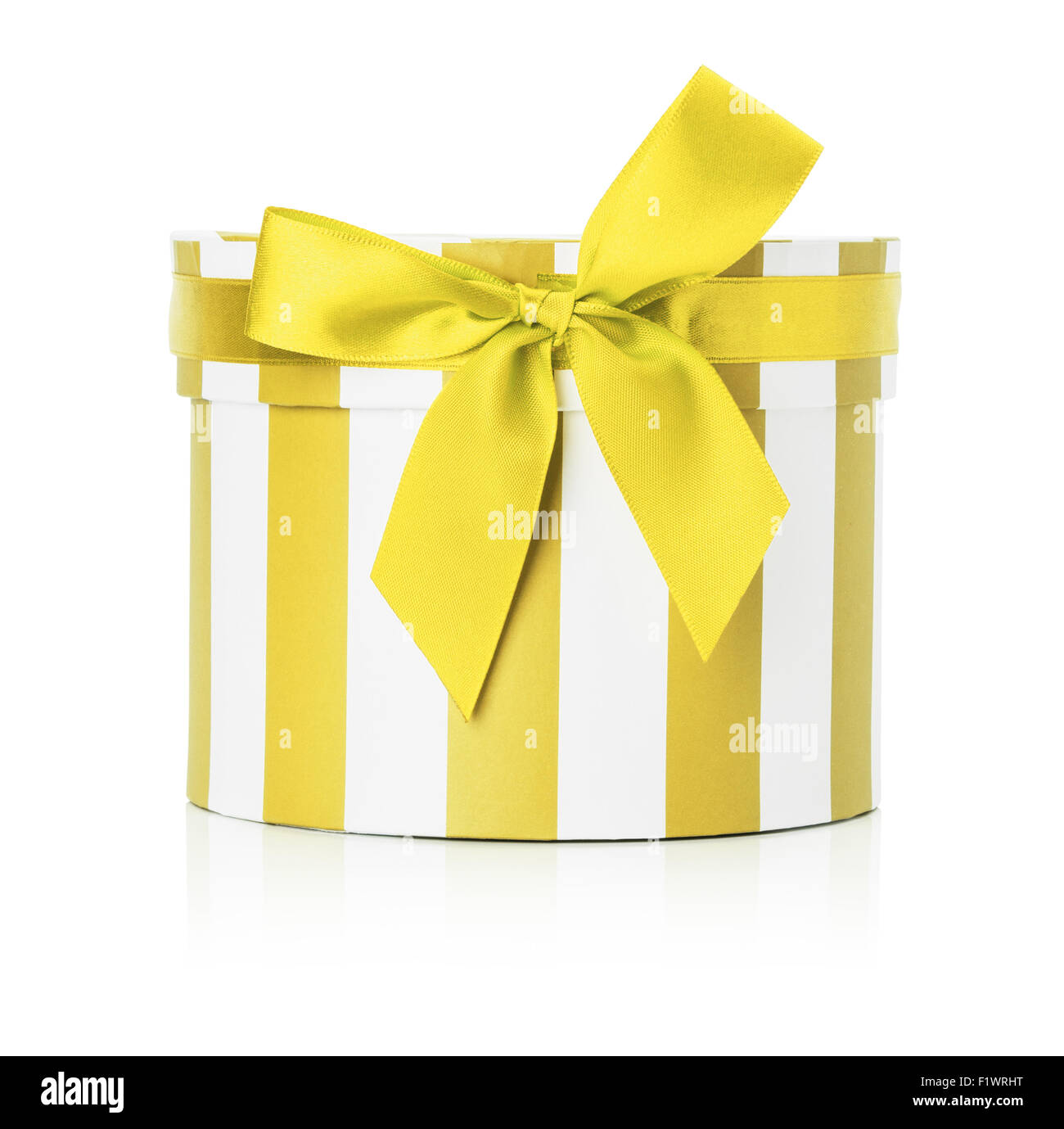 gelbe Runde Geschenk-Box auf dem weißen Hintergrund isoliert. Stockfoto