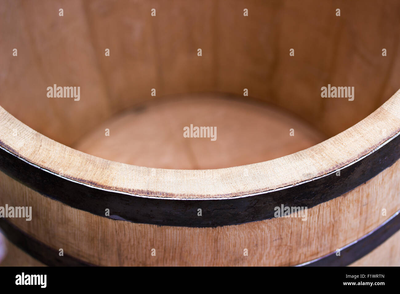 Eichenfässern mit eisernen Ringen auf weißem Hintergrund. Stockfoto
