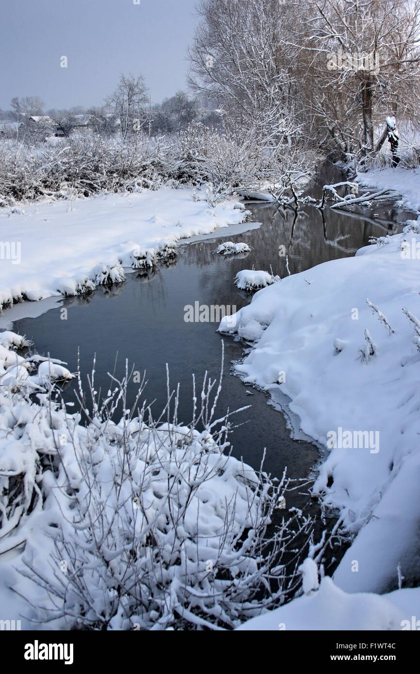 eiskalten Fluss mit Schnee bedeckt. Stockfoto