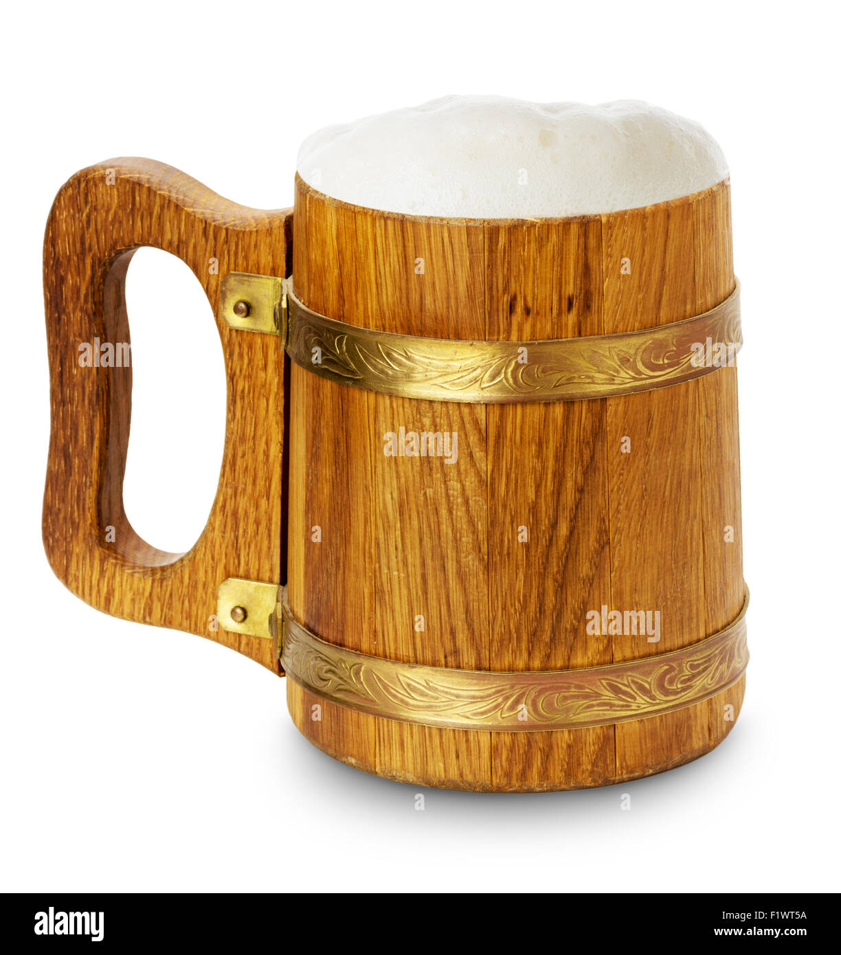 Holz Becher mit Bier auf dem weißen Hintergrund isoliert. Stockfoto