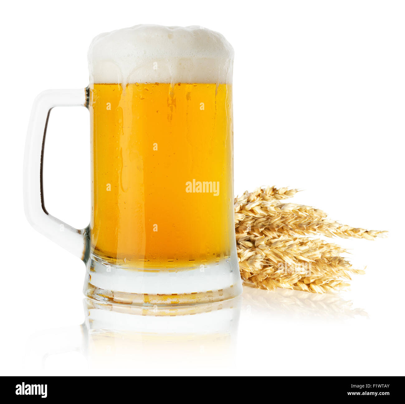 Krug Bier mit Weizen auf dem weißen Hintergrund isoliert. Stockfoto