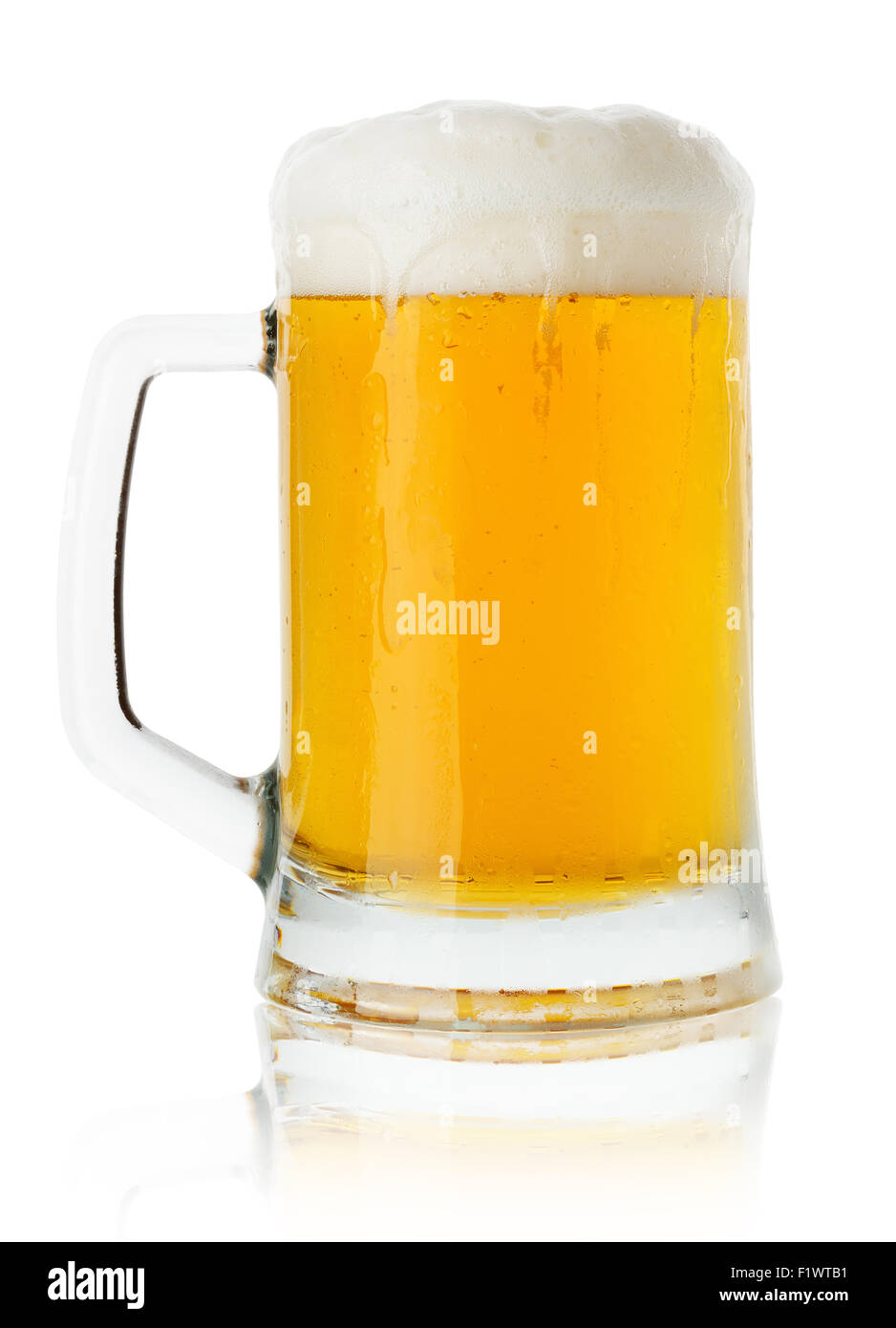 Krug Bier auf dem weißen Hintergrund isoliert. Stockfoto