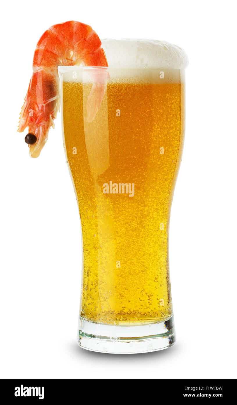 Glas Bier mit Garnelen auf dem weißen Hintergrund isoliert. Stockfoto