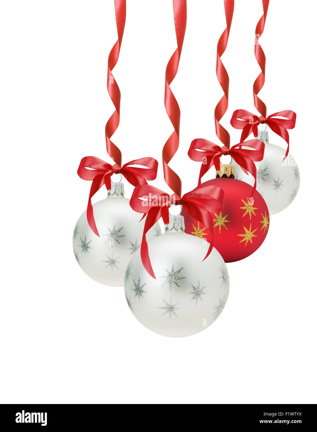 Weihnachtskugeln mit roter Schleife auf dem weißen Hintergrund isoliert. Stockfoto