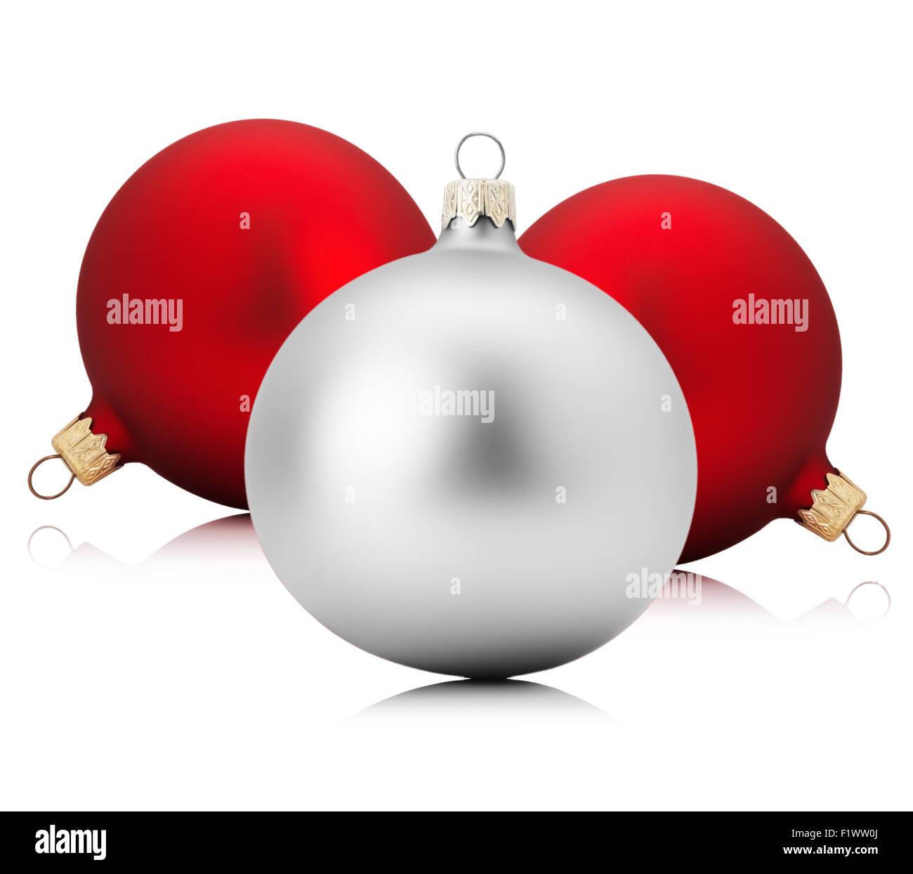 rote und silberne Weihnachtskugeln auf dem weißen Hintergrund isoliert. Stockfoto