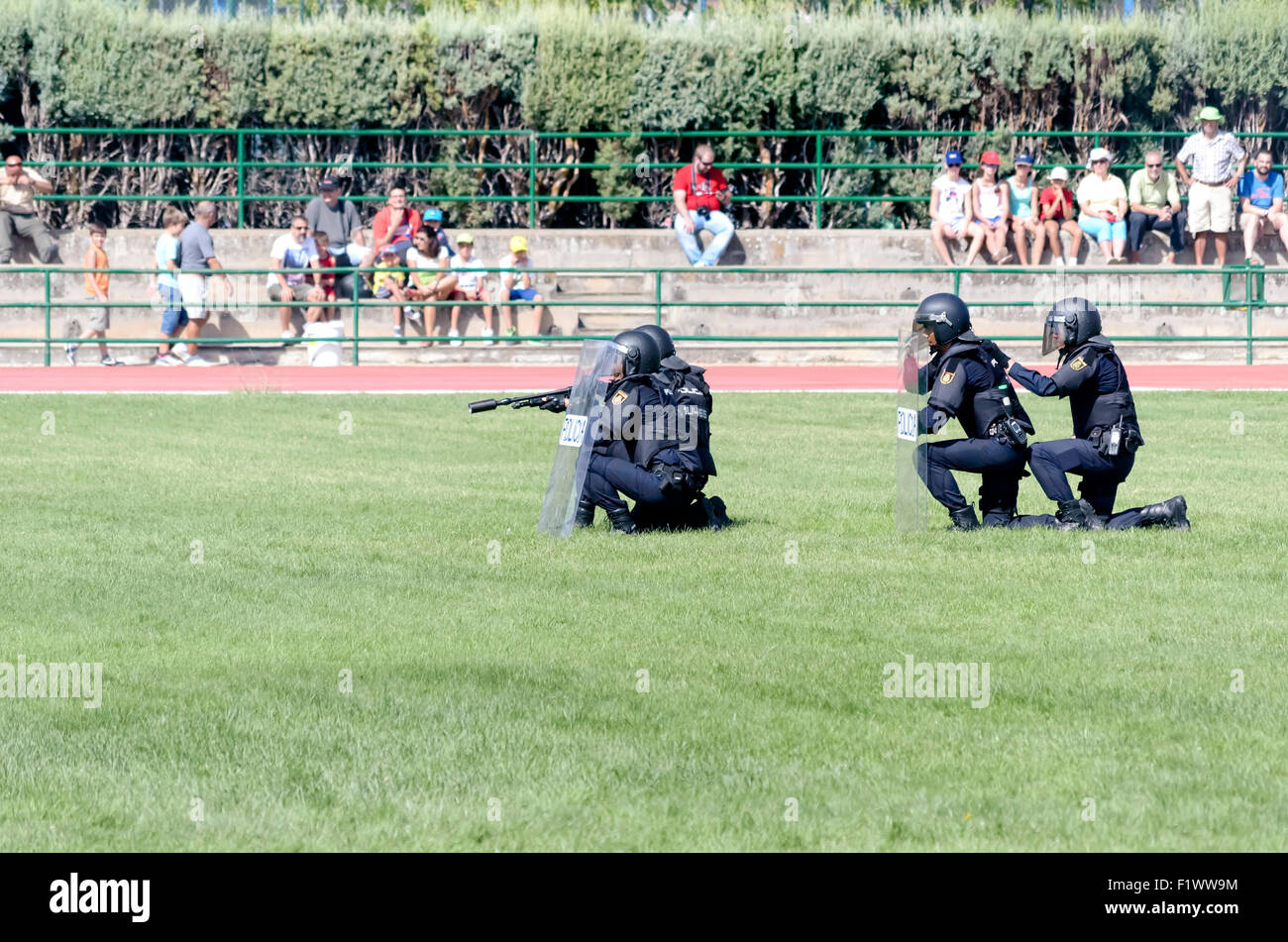 Nicht identifizierte Gruppe von spanischen Polizisten machen eine Show in Alcalá De Henares Stockfoto