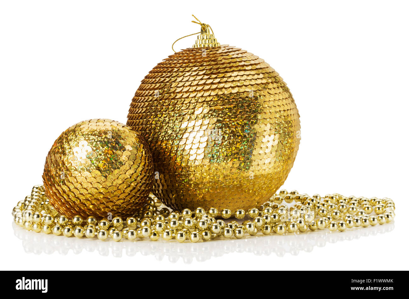 Goldene Weihnachtskugeln auf dem weißen Hintergrund isoliert. Stockfoto