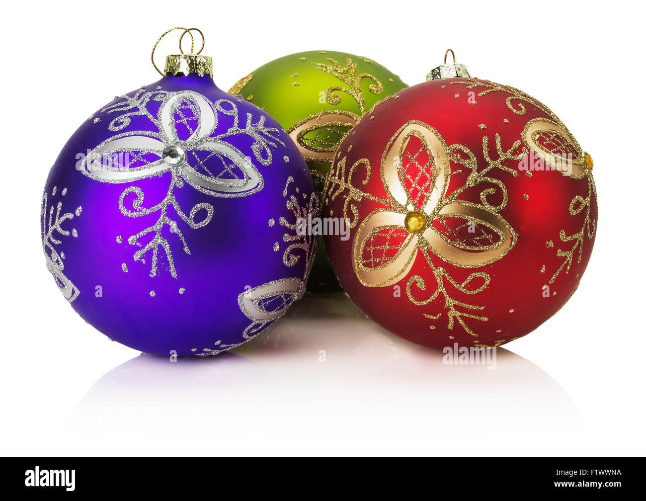 Weihnachtskugeln mit goldenen Ornament auf dem weißen Hintergrund isoliert. Stockfoto