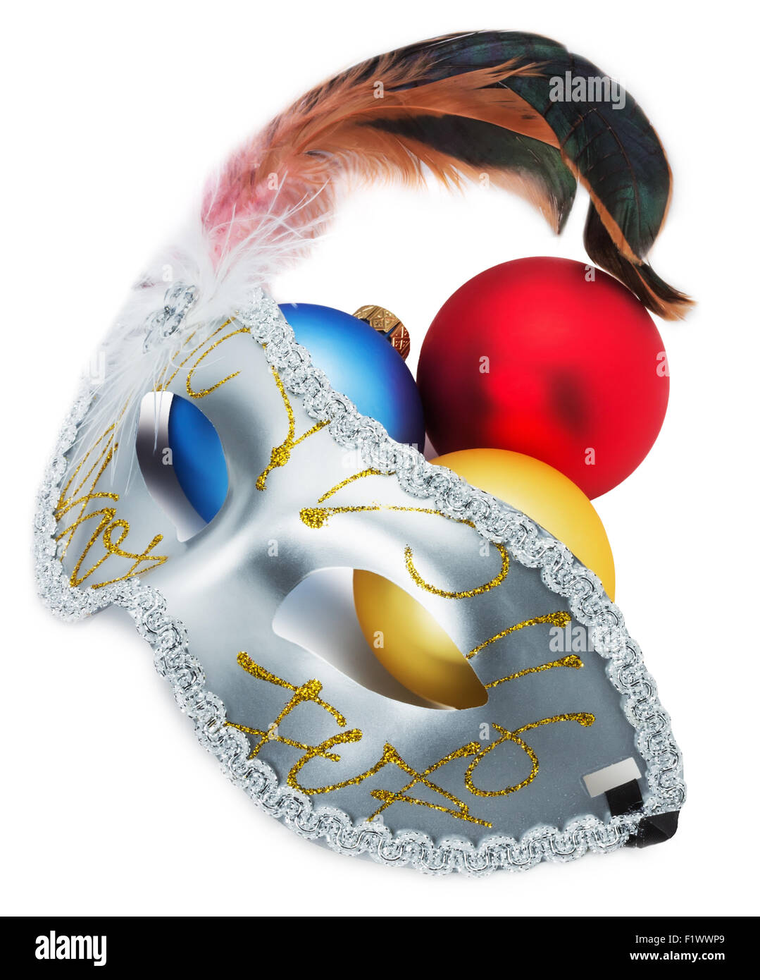Karnevalsmaske und Weihnachtskugeln auf dem weißen Hintergrund isoliert. Stockfoto