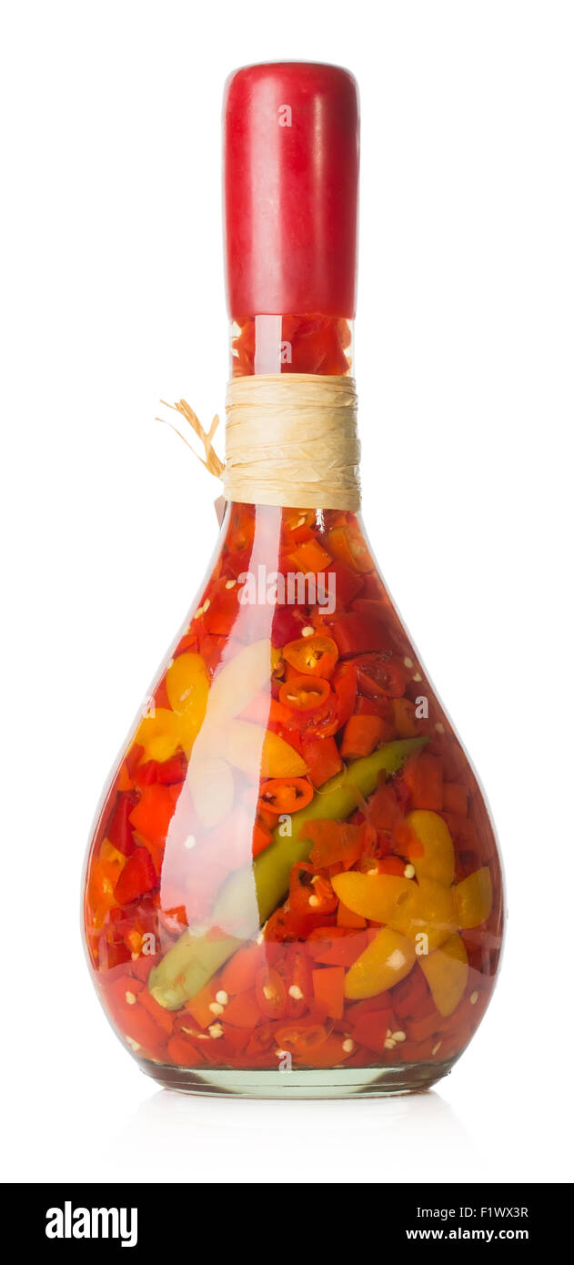 rote kühl Paprika in Glasflasche auf dem weißen Hintergrund isoliert. Stockfoto