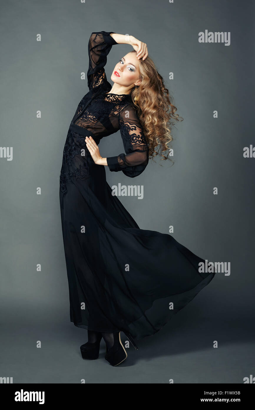 Porträt von schöne Brünette Frau im schwarzen Kleid. Modefoto Stockfoto