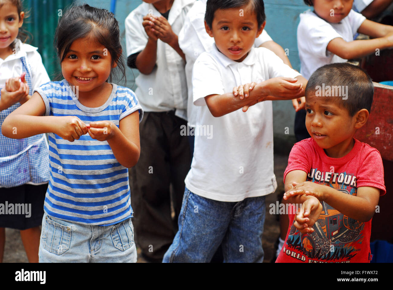 Guatemala, Retalhuleu, Schoolchildrenwashing Hände in der Schule Stockfoto