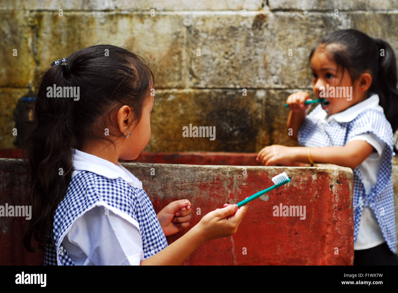 Guatemala, Retalhuleu, Mädchen Zahnreinigung in der Schule (Keren Mishell López Guinac 3 Jahre) Stockfoto