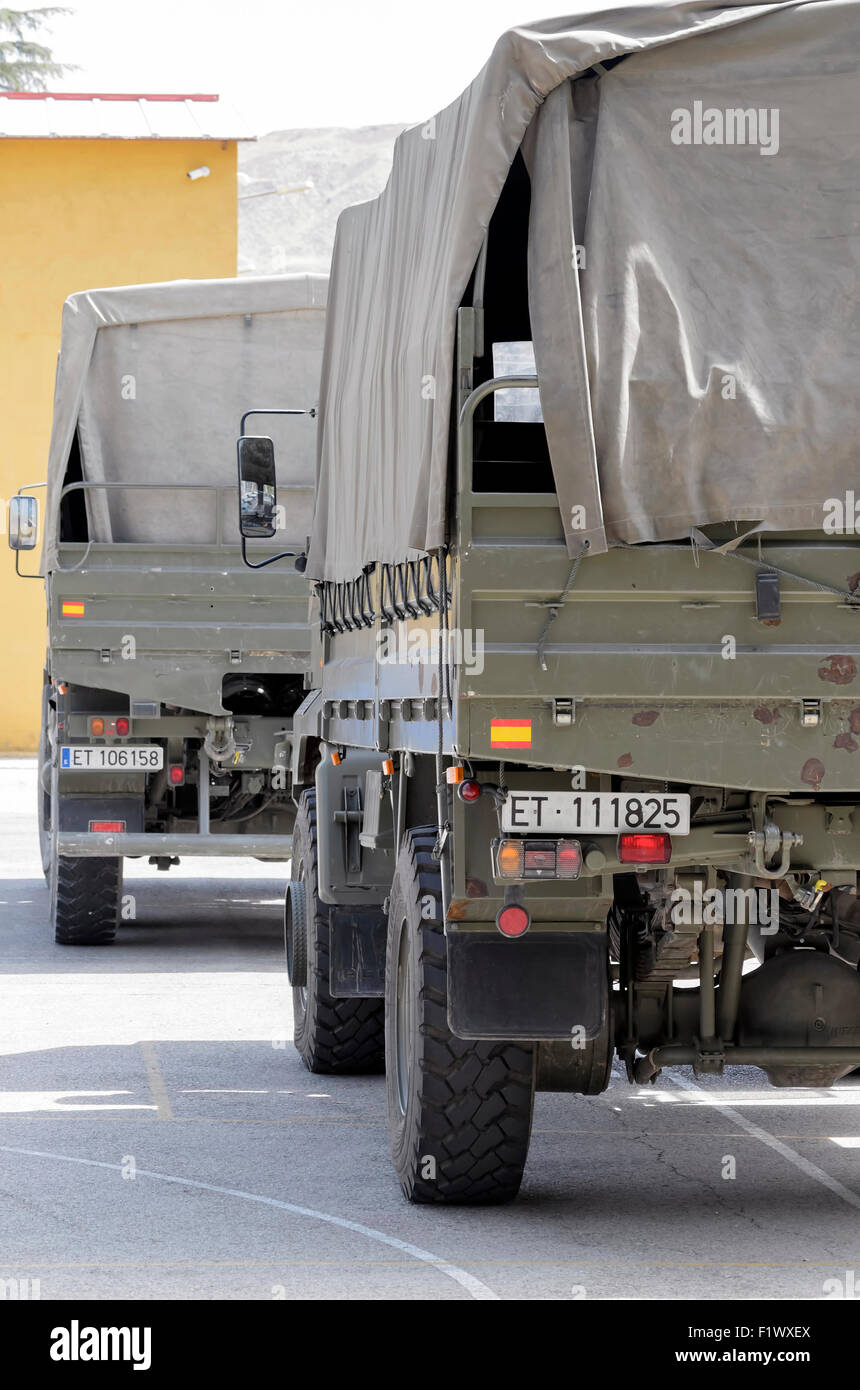 Rückansicht von zwei LKW - Iveco - der spanischen Armee, während einer Show in Alcalá De Henares Stockfoto