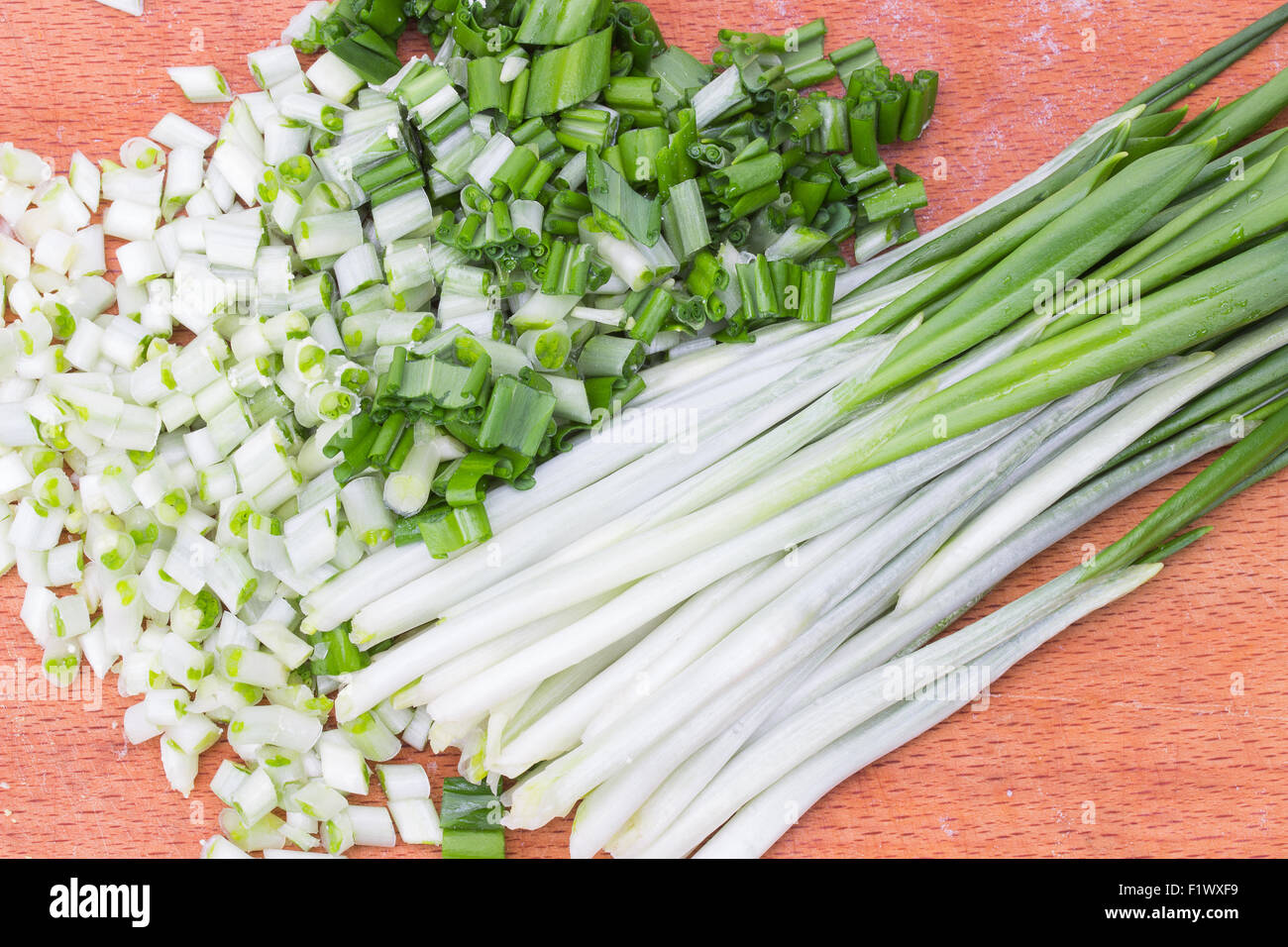 grüne Bärlauch auf dem hölzernen Hintergrund. Stockfoto