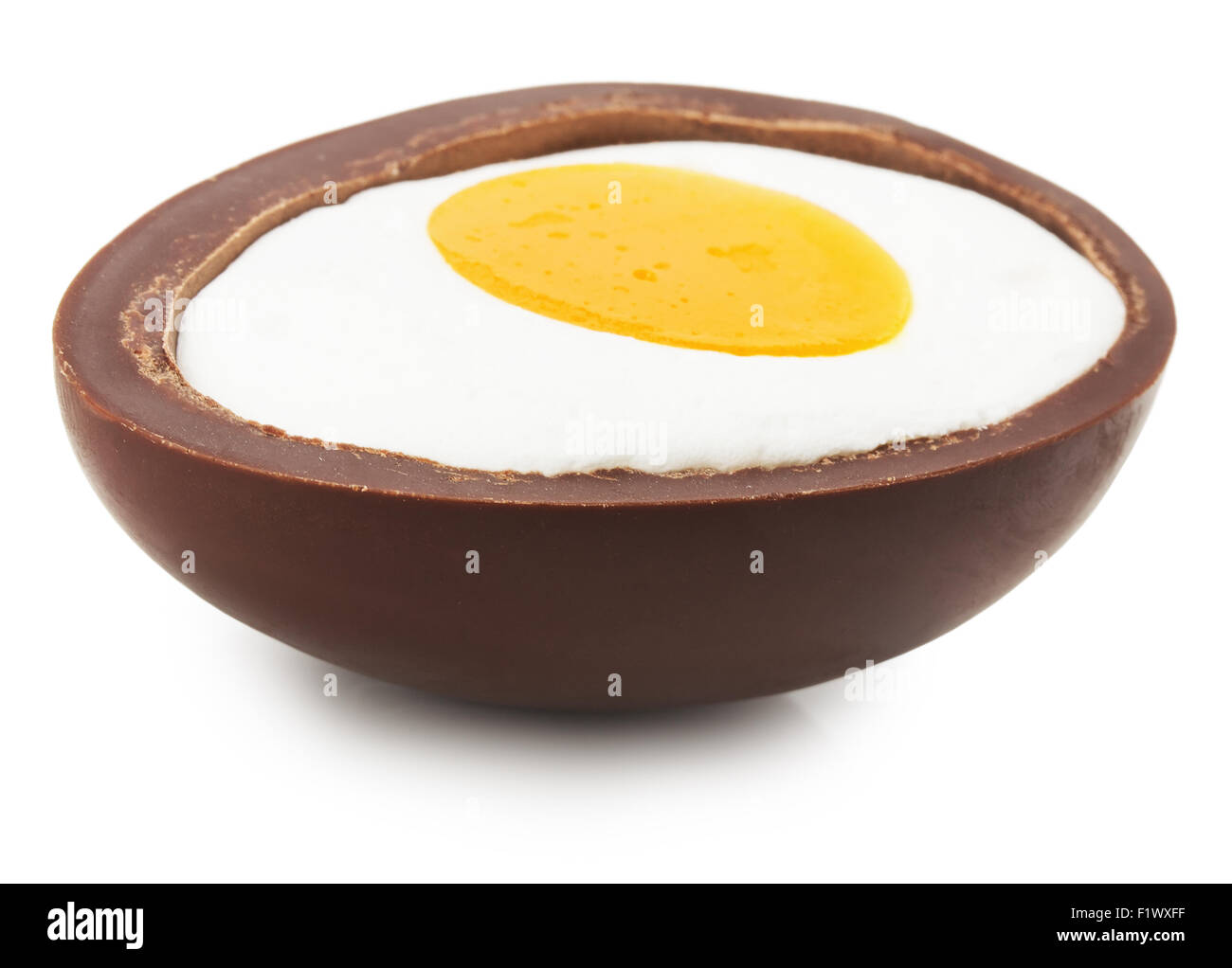 die Hälfte der Schokoladen-Ei auf dem weißen Hintergrund isoliert. Stockfoto