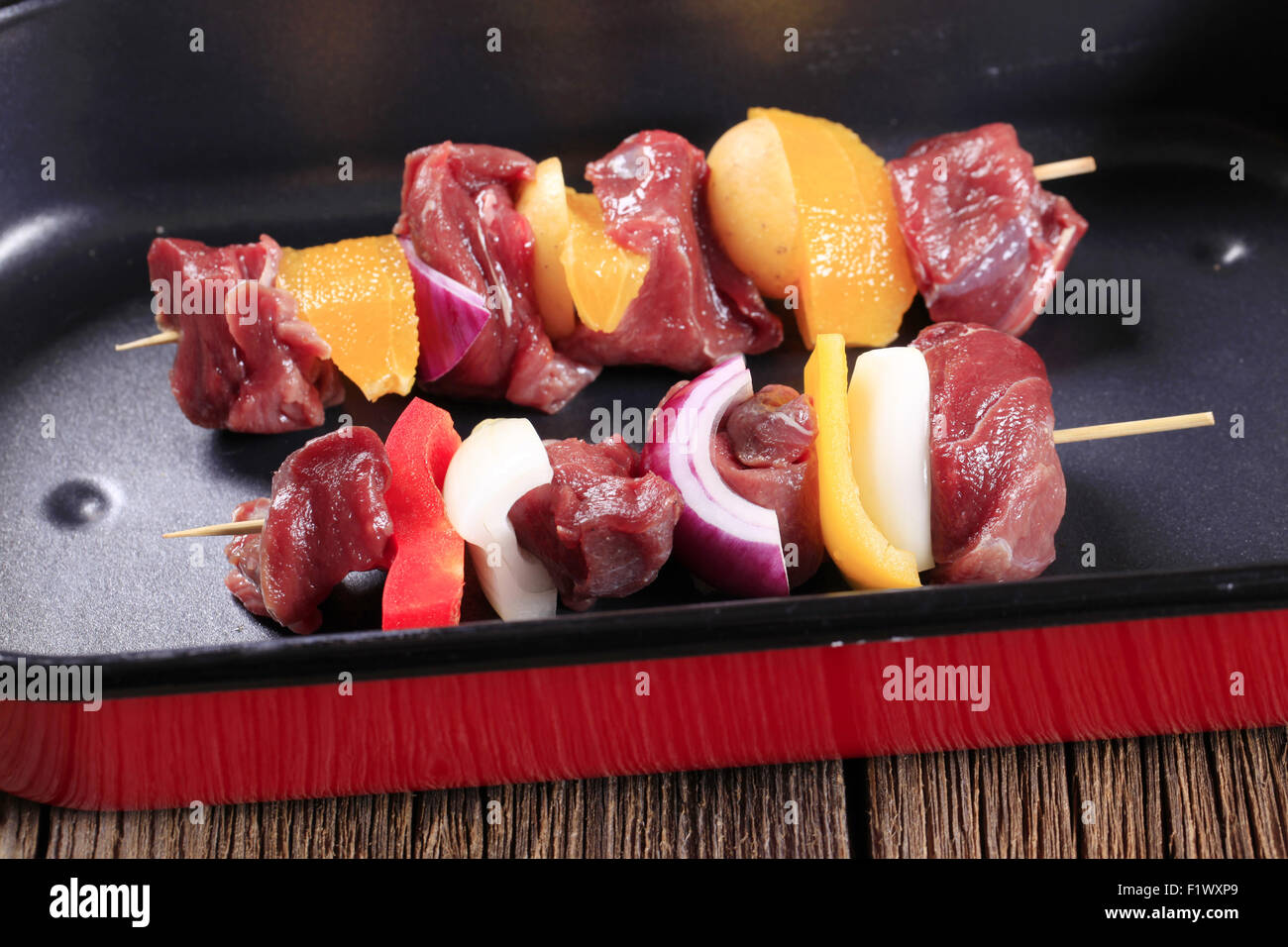 Rohe Shish Kebab in einem Bräter Stockfoto