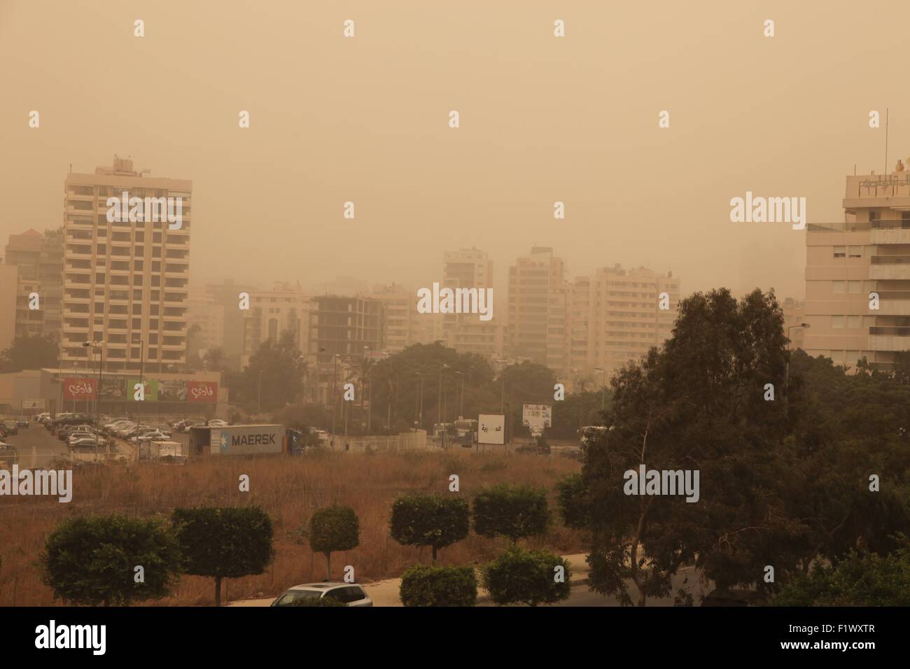 Beirut, Libanon. 8. Sep, 2015. Ein Sandsturm trifft Beirut, Libanon, am 8. September 2015. Eine "beispiellose" Sandsturm hat mehrere Regionen in der Bekaa-Ebene getroffen, nördlich und südlich der Libanon am Dienstag, Sichtbarkeit auf ein extrem niedriges Niveau zu bringen. © Liu Shun/Xinhua/Alamy Live-Nachrichten Stockfoto