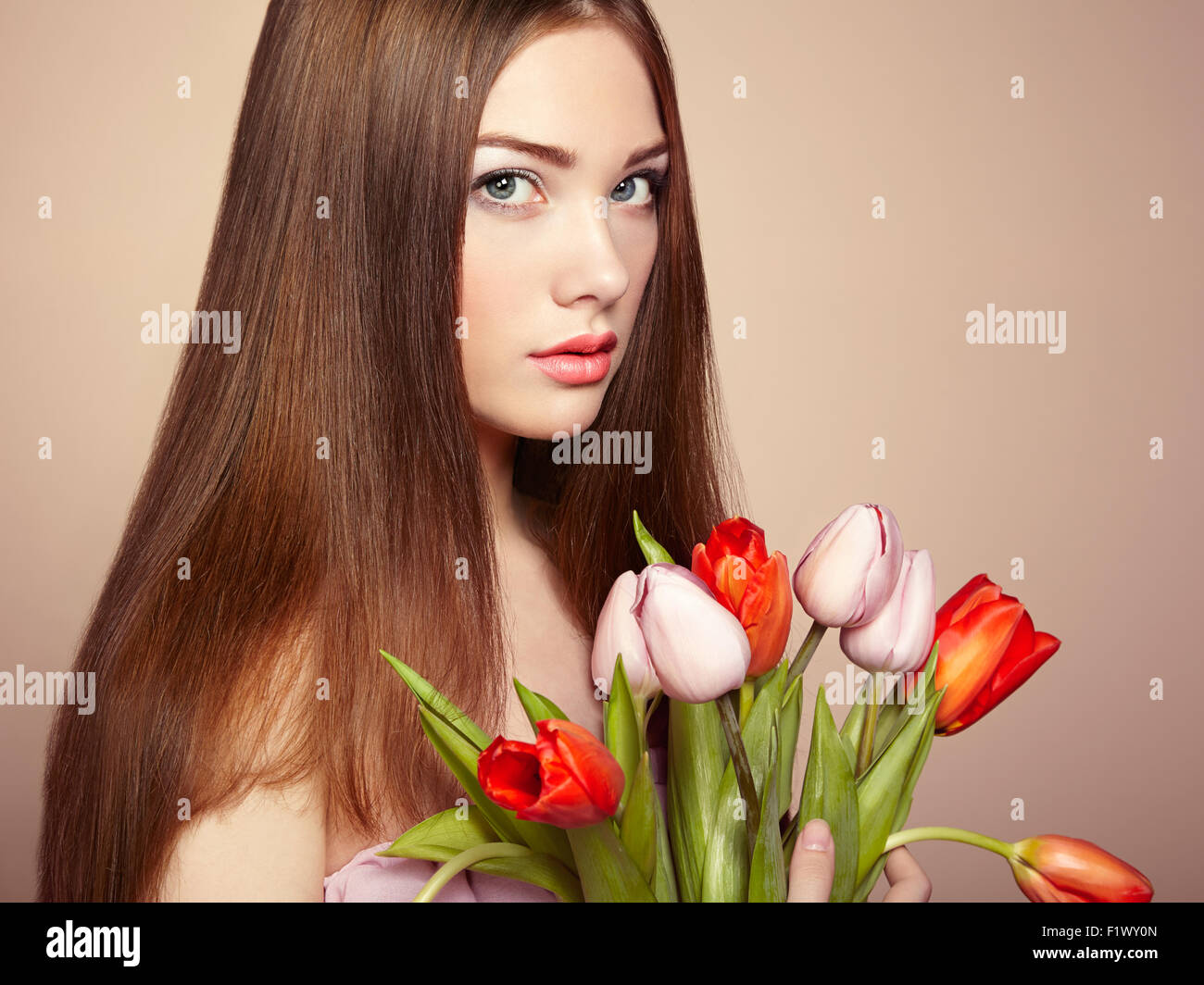 Porträt von schöne dunkelhaarige Frau mit Blumen. Modefoto Stockfoto