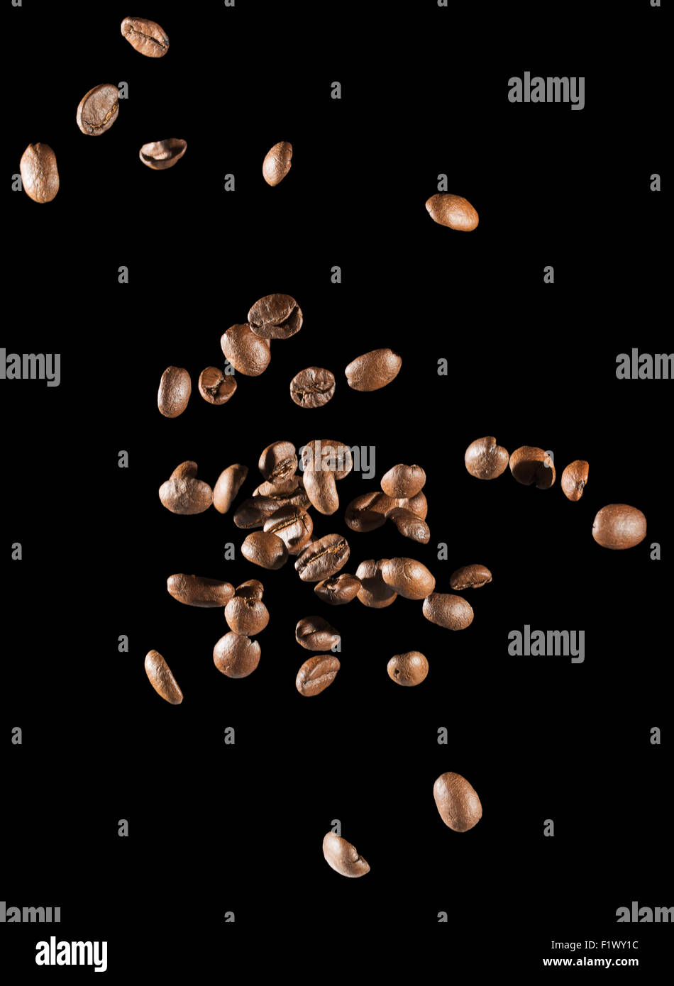 fallende Kaffeebohnen auf dem schwarzen Hintergrund. Stockfoto