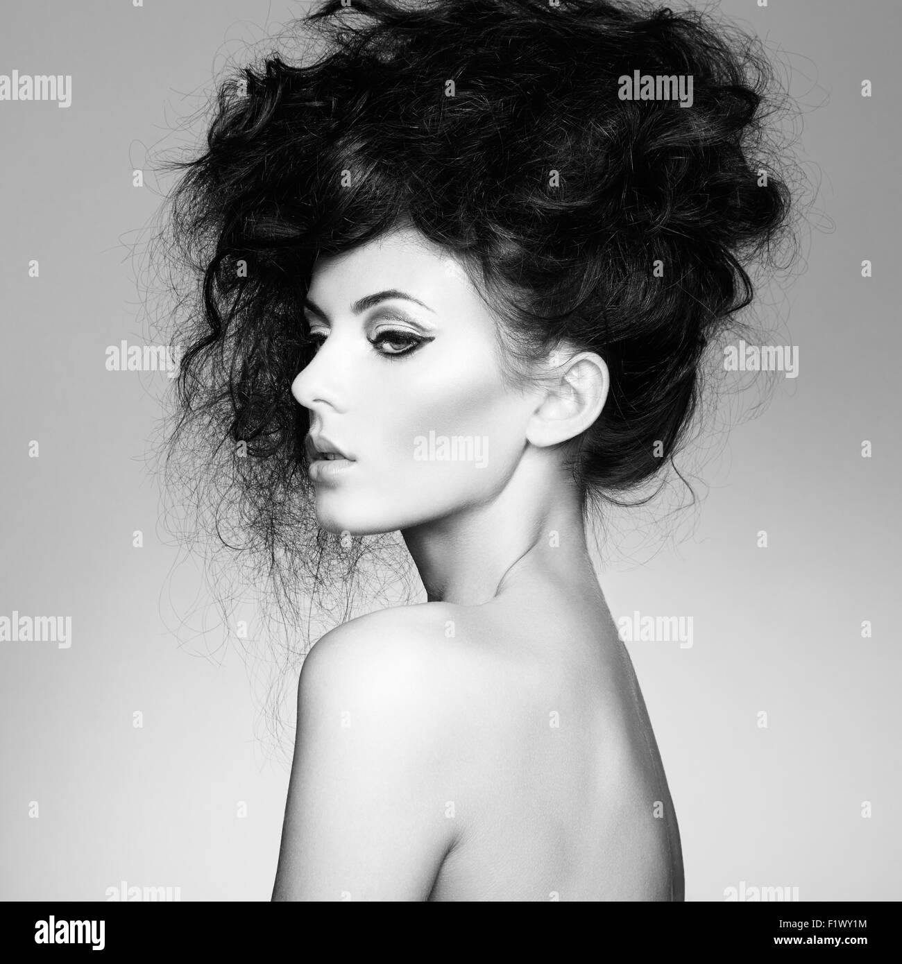 Schwarz / weiß Foto schöne Frau mit Haarpracht. Modefoto Stockfoto