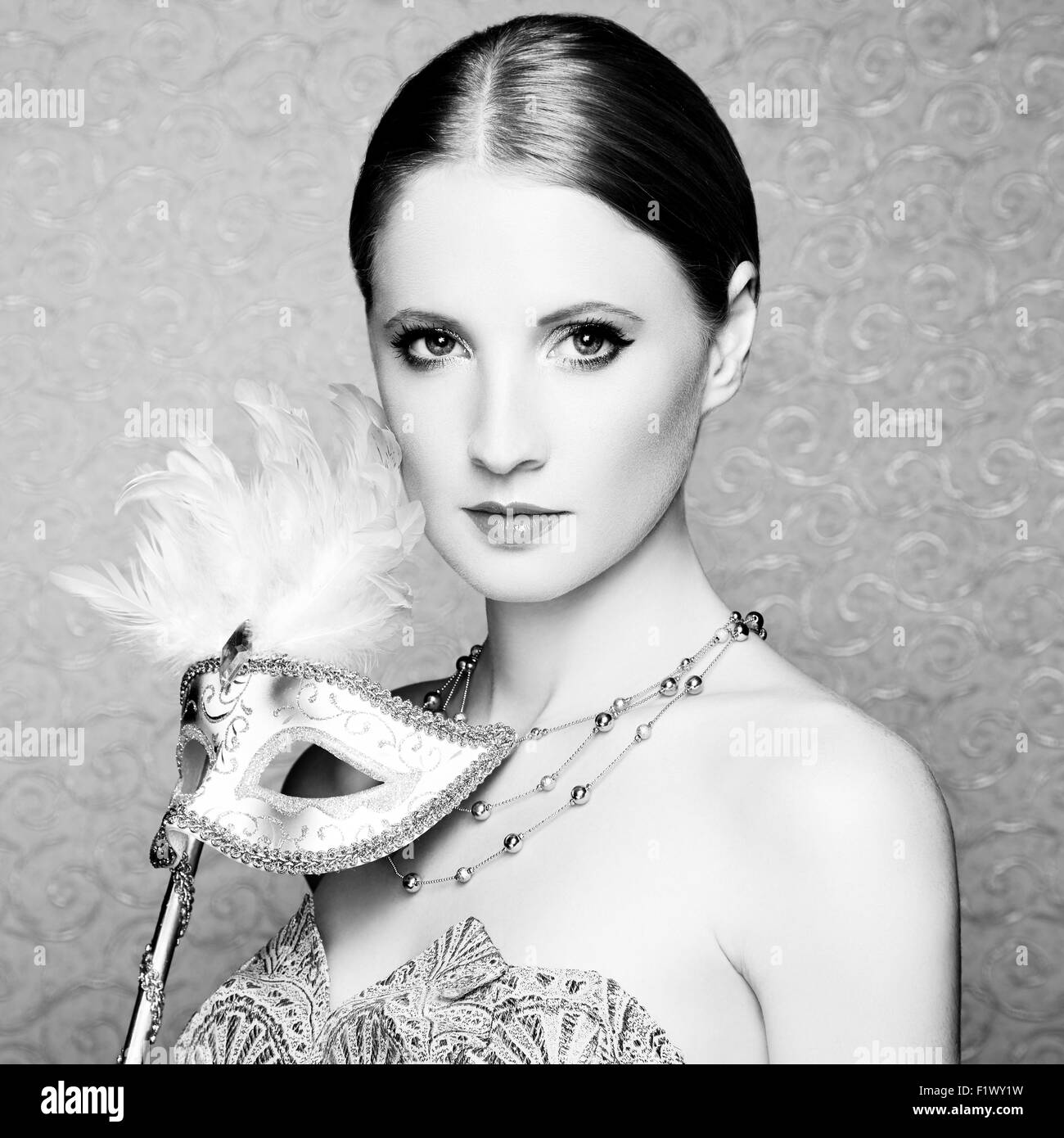 Schöne junge Frau in geheimnisvolle venezianische Maske. Modefoto Stockfoto