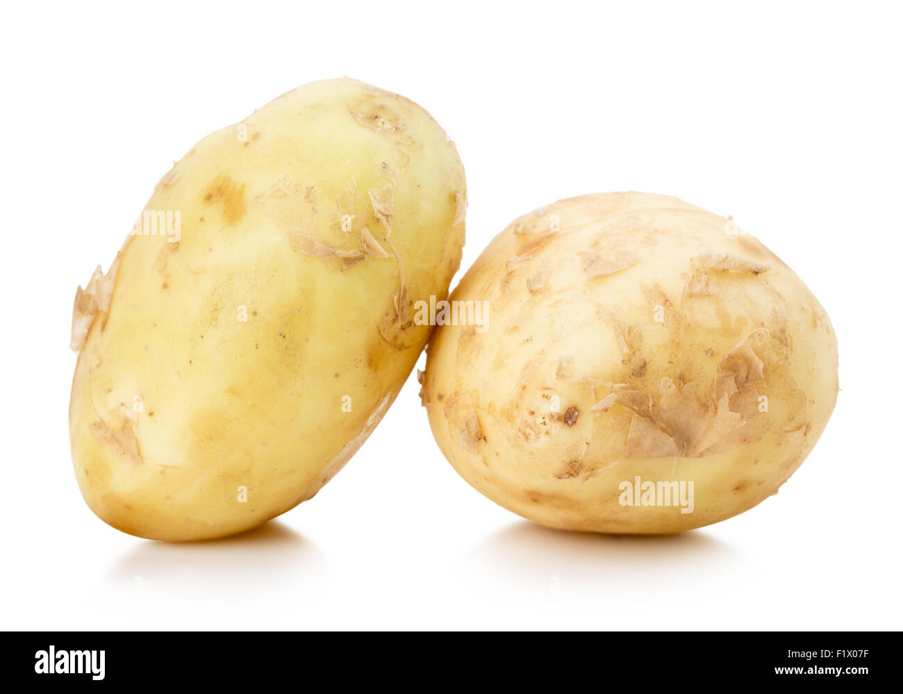 junge Kartoffeln auf dem weißen Hintergrund isoliert. Stockfoto