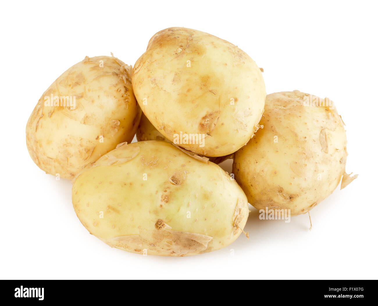 junge Kartoffeln auf dem weißen Hintergrund isoliert. Stockfoto